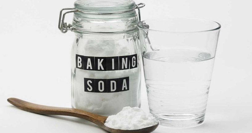 Sử dụng Baking Soda/phấn rôm khử mùi nước tiểu