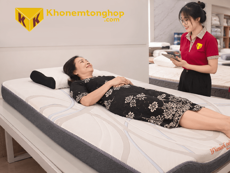 Khách hàng trải nghiệm nằm thử tại cửa hàng Kho Nệm Tổng Hợp
