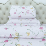 Chất liệu Tencel Microfiber mềm mại, mịn màng và thoáng khí, mang đến cảm giác dễ chịu trong suốt giấc ngủ.